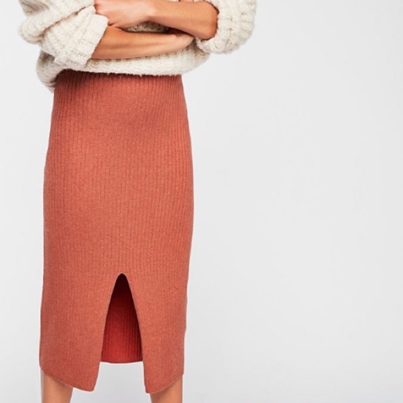 FREE PEOPLE SKYLINE RIBBED SWEATER SKIRT SIZE SMALL RED RUST SLIT - Picture 1 of 5